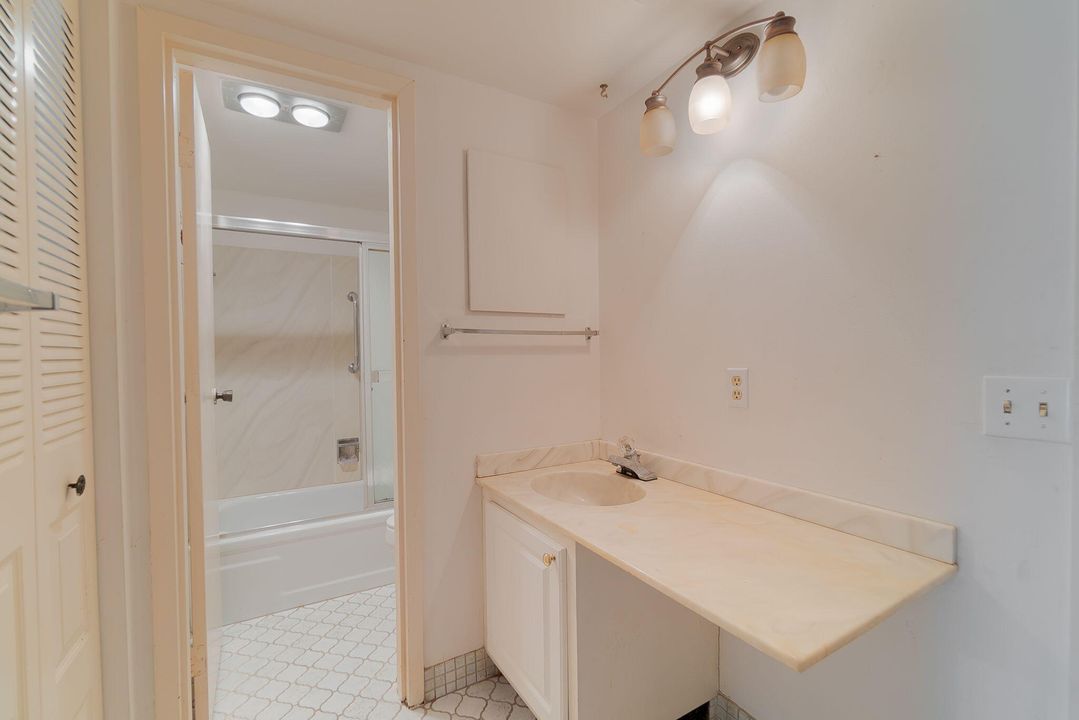 For Sale: $199,900 (2 beds, 2 baths, 1095 Square Feet)