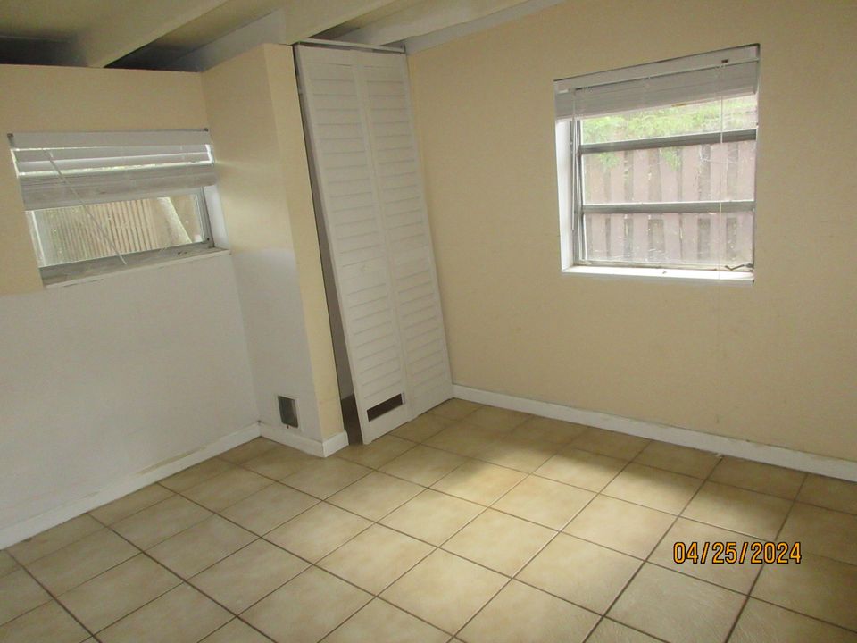 Active With Contract: $336,000 (2 beds, 1 baths, 1289 Square Feet)