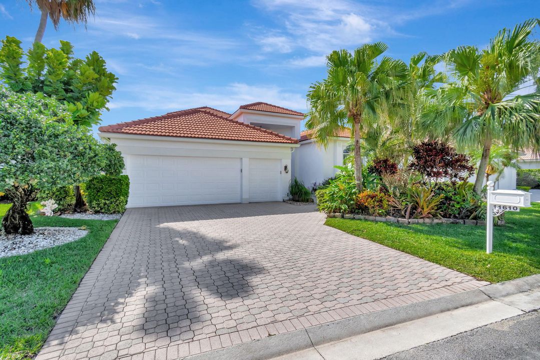 Active With Contract: $699,900 (3 beds, 3 baths, 2677 Square Feet)