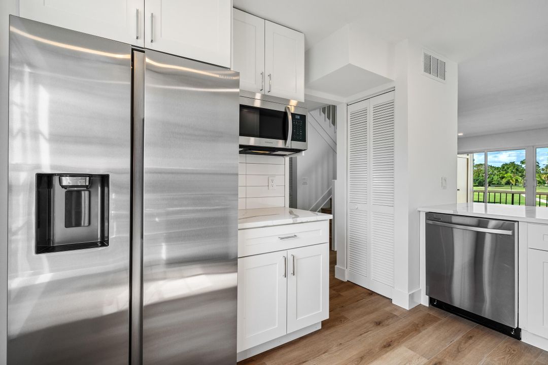 For Sale: $295,999 (2 beds, 2 baths, 1230 Square Feet)