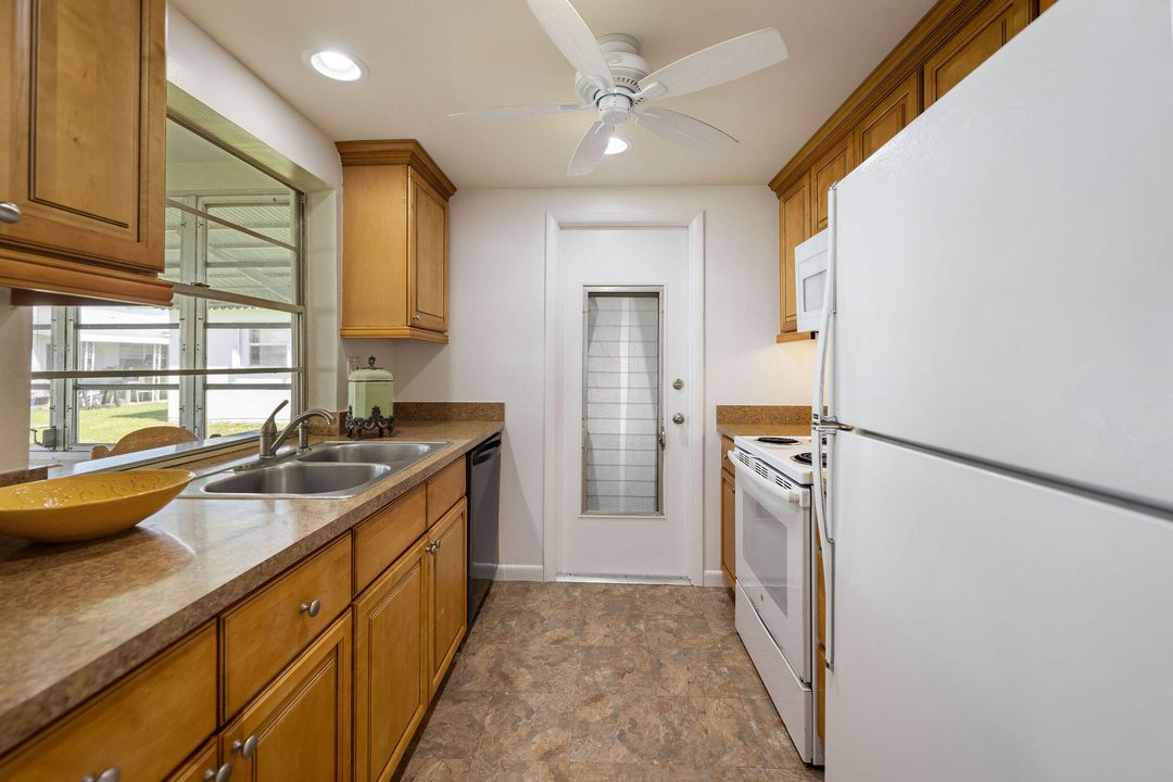 For Rent: $2,000 (2 beds, 1 baths, 888 Square Feet)