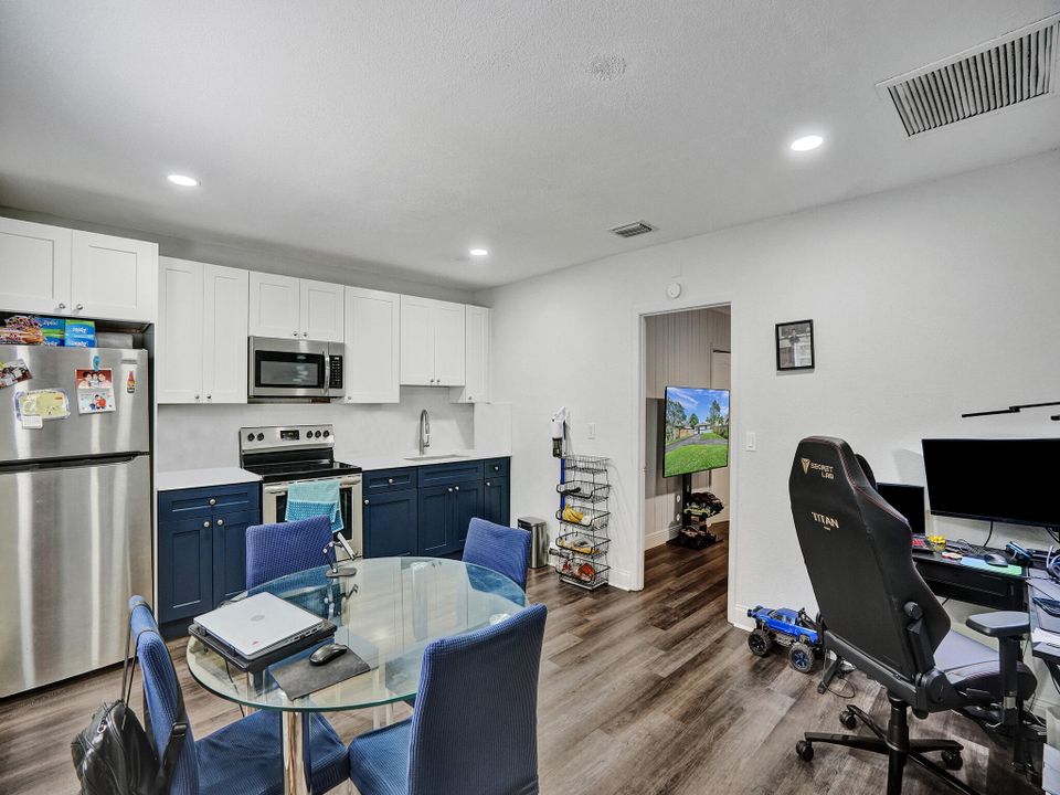 Active With Contract: $1,800 (1 beds, 1 baths, 500 Square Feet)