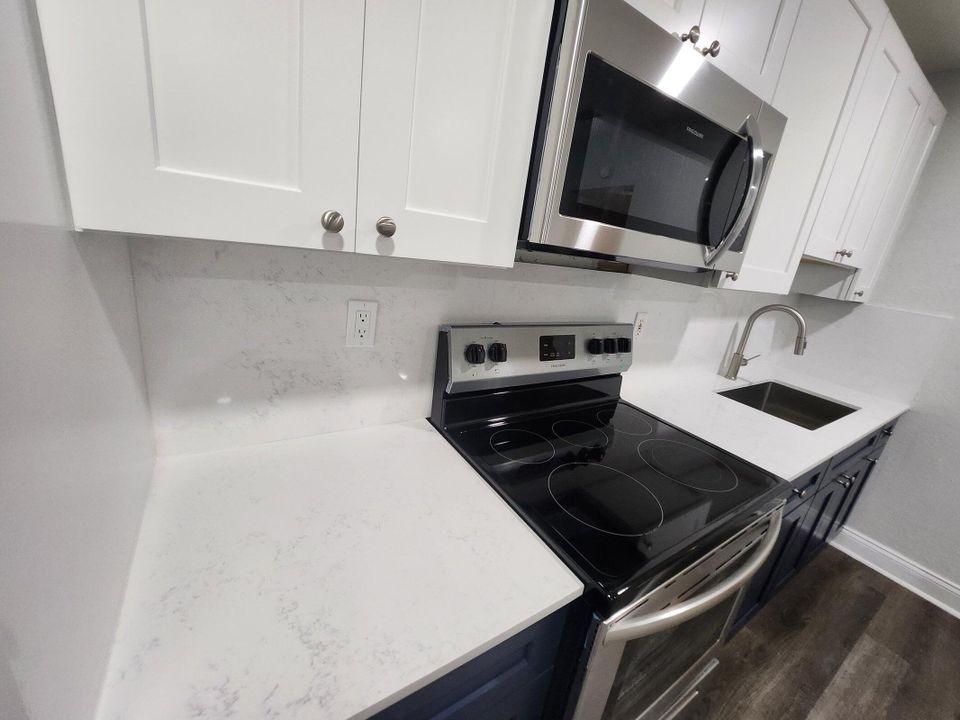 Active With Contract: $1,800 (1 beds, 1 baths, 500 Square Feet)