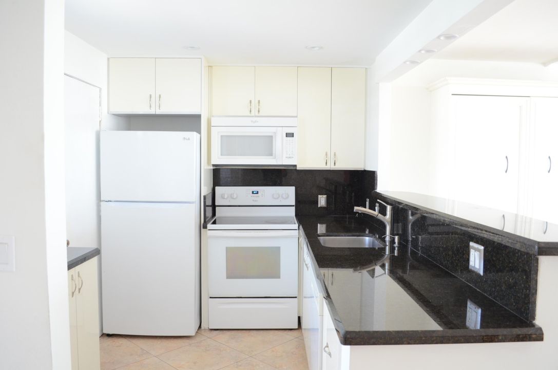 For Sale: $290,000 (1 beds, 1 baths, 775 Square Feet)
