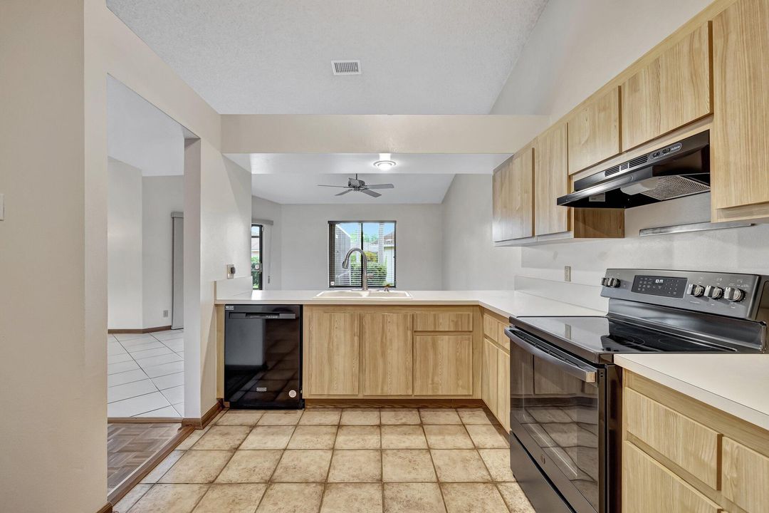 Active With Contract: $569,000 (3 beds, 2 baths, 1584 Square Feet)