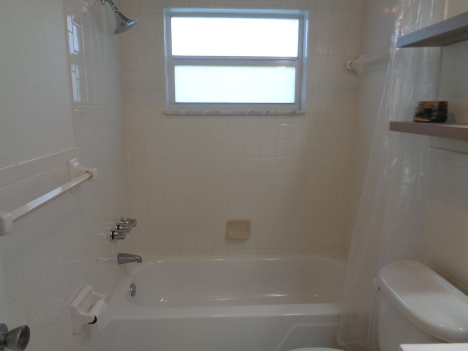 For Sale: $129,900 (1 beds, 1 baths, 650 Square Feet)