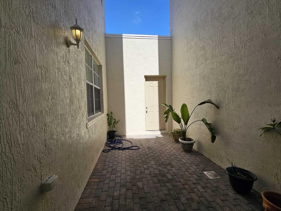For Rent: $3,100 (3 beds, 3 baths, 1678 Square Feet)