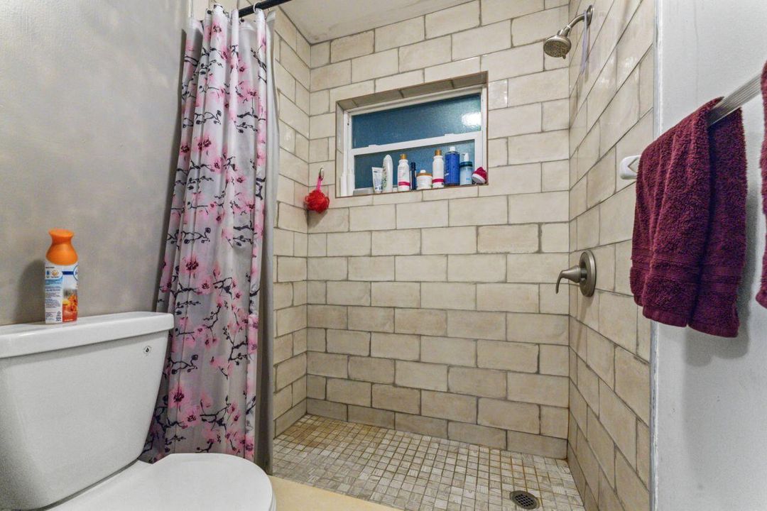 待售: $157,000 (1 贝兹, 1 浴室, 1122 平方英尺)