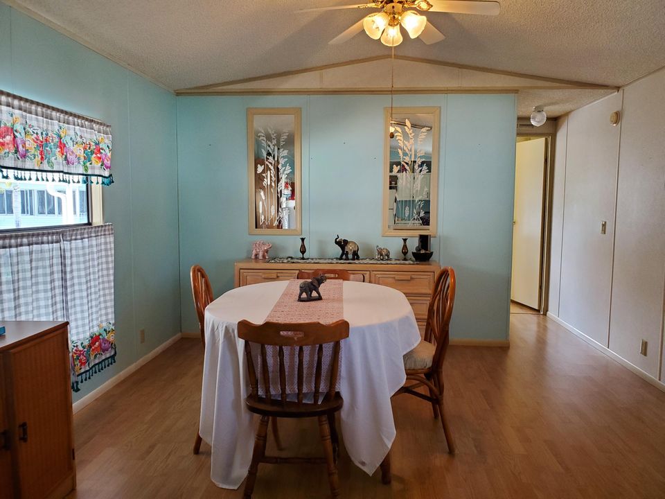 For Sale: $135,000 (2 beds, 2 baths, 1138 Square Feet)