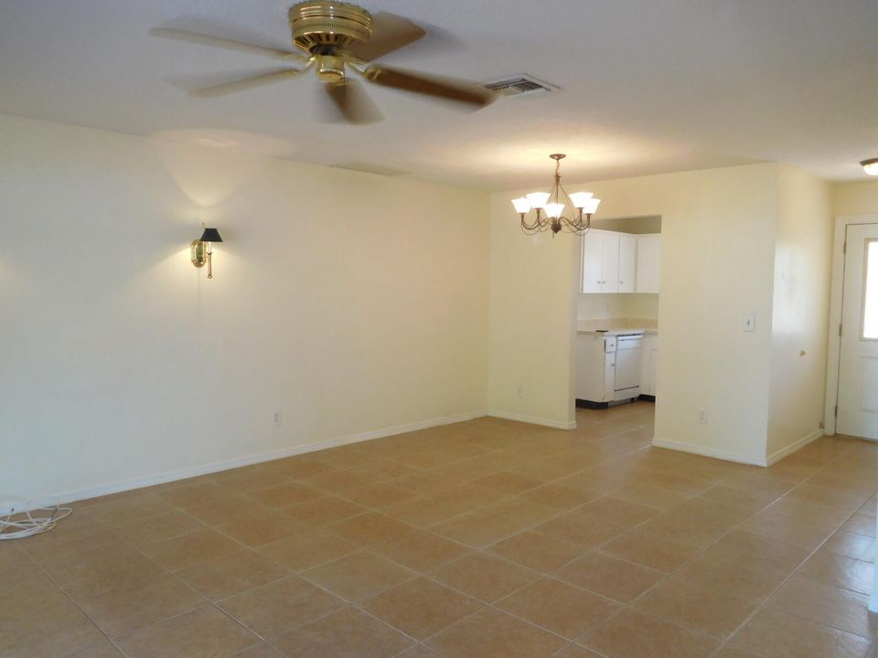For Sale: $277,553 (2 beds, 2 baths, 944 Square Feet)