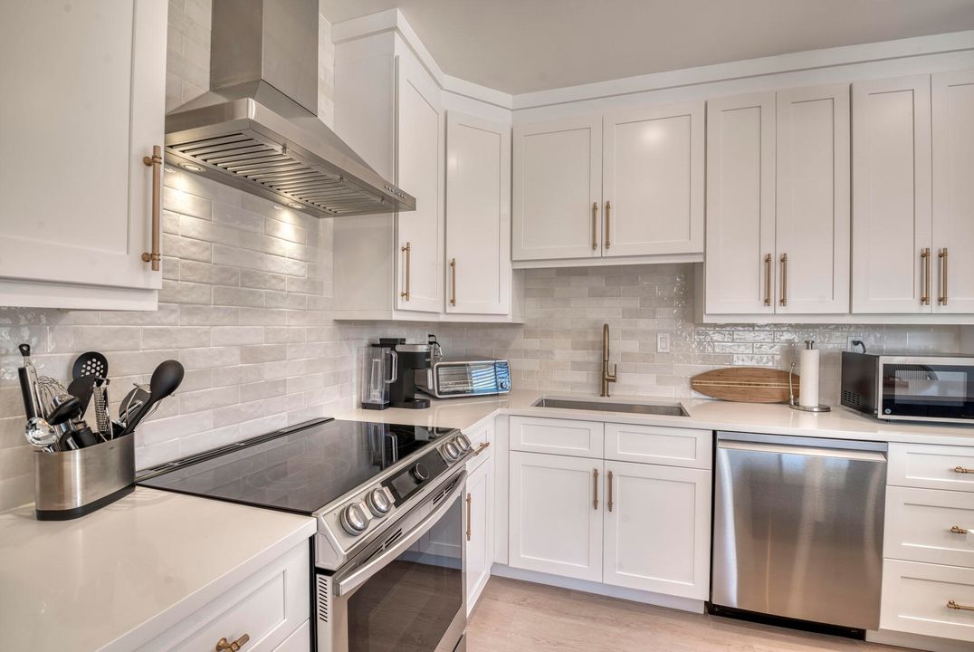 For Sale: $498,990 (1 beds, 1 baths, 662 Square Feet)