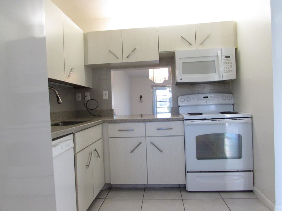 Active With Contract: $1,900 (2 beds, 2 baths, 1009 Square Feet)