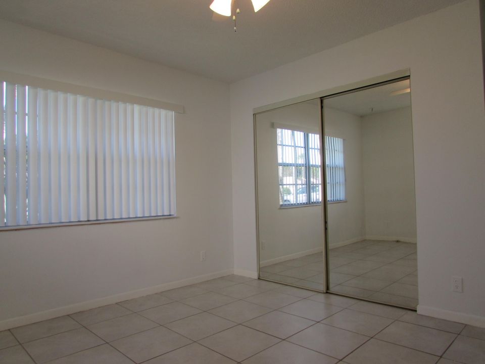 Active With Contract: $1,900 (2 beds, 2 baths, 1009 Square Feet)