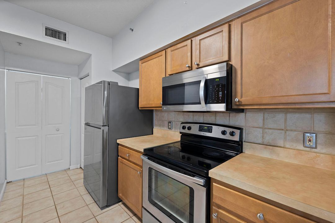 For Sale: $349,900 (2 beds, 2 baths, 1258 Square Feet)