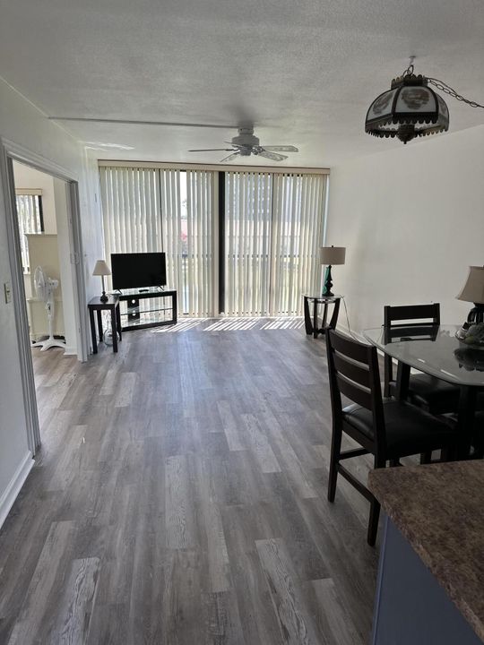 Active With Contract: $217,000 (1 beds, 1 baths, 689 Square Feet)