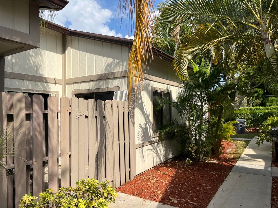 For Sale: $299,995 (3 beds, 2 baths, 1056 Square Feet)