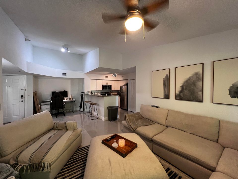 For Rent: $2,500 (2 beds, 2 baths, 1105 Square Feet)