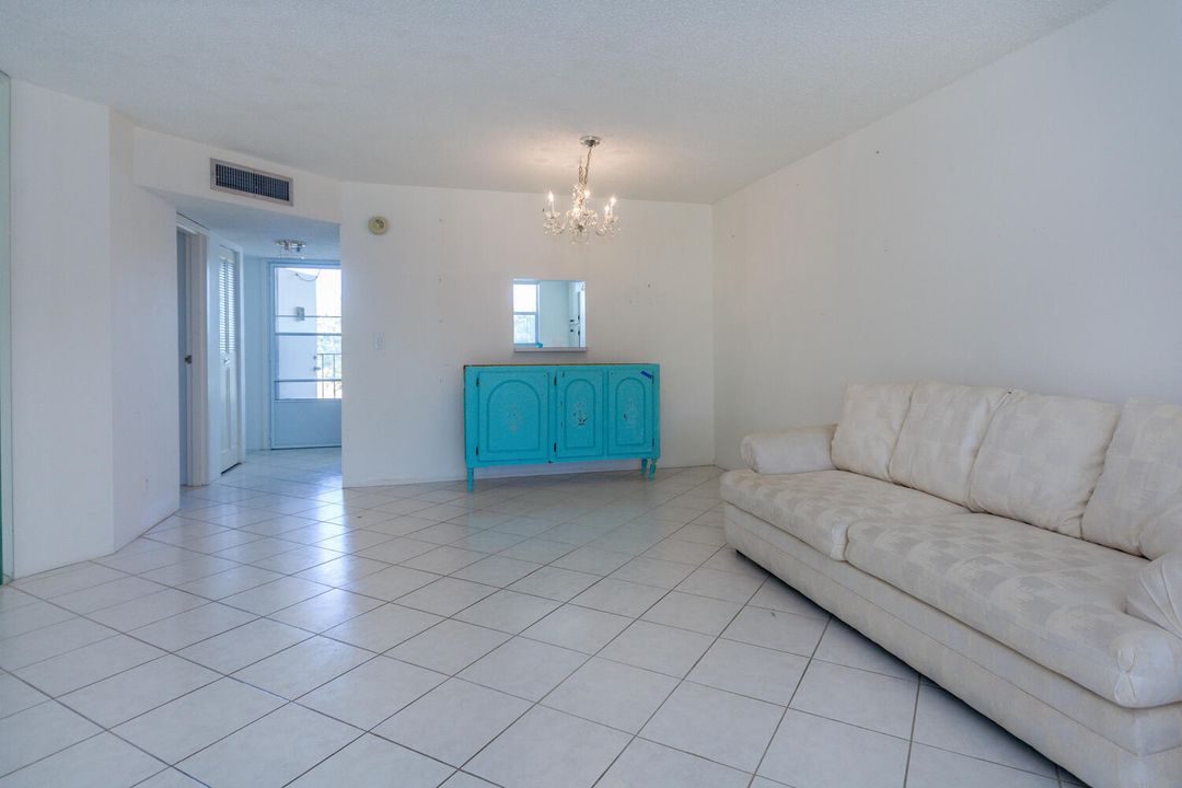 For Sale: $143,500 (1 beds, 1 baths, 969 Square Feet)