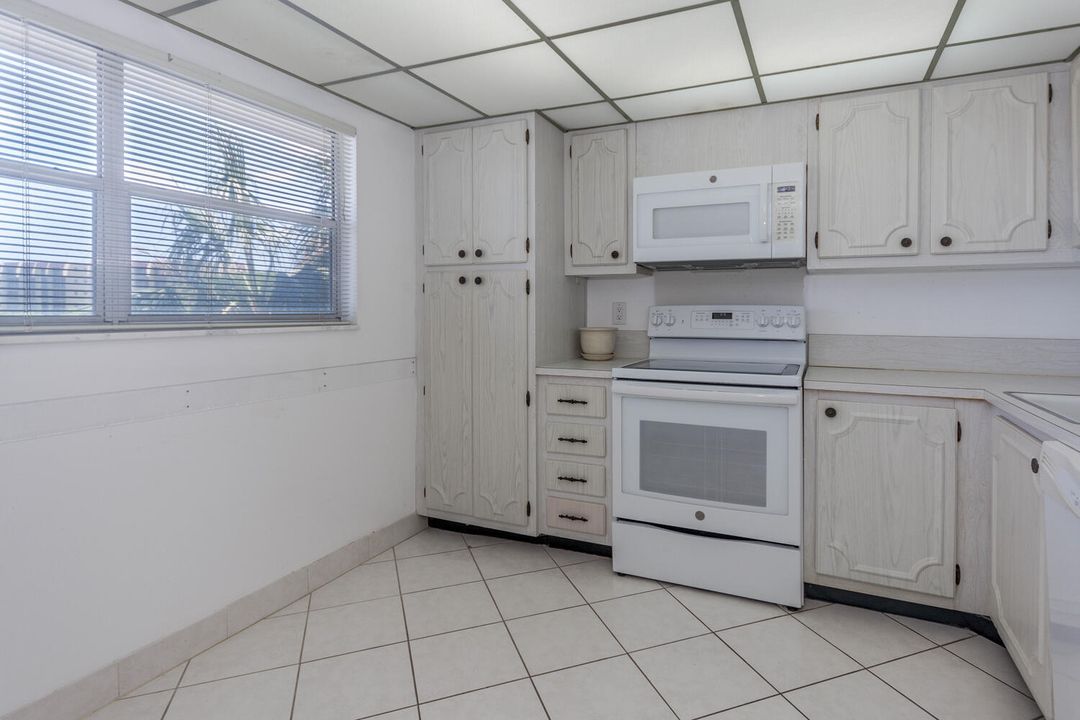 For Sale: $143,500 (1 beds, 1 baths, 969 Square Feet)