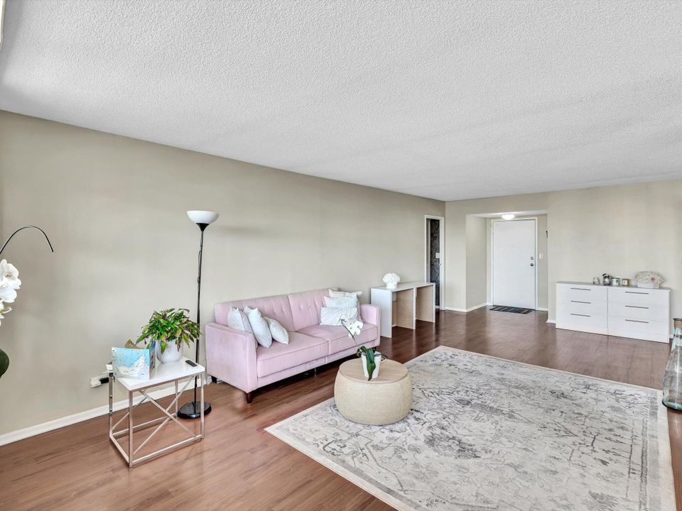 For Sale: $339,000 (1 beds, 1 baths, 943 Square Feet)