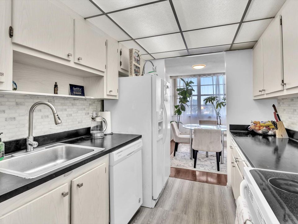 For Sale: $339,000 (1 beds, 1 baths, 943 Square Feet)