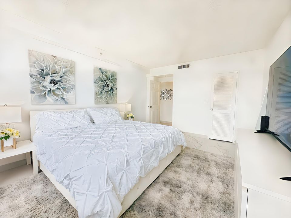 For Sale: $545,000 (1 beds, 1 baths, 729 Square Feet)