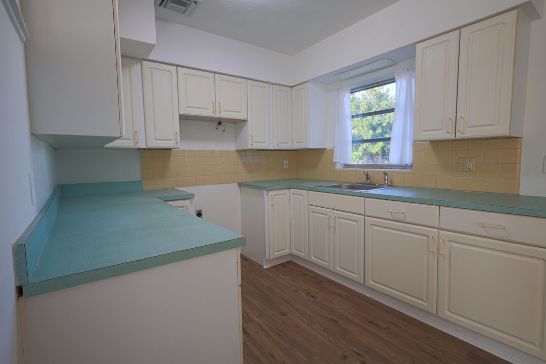 For Sale: $258,000 (2 beds, 1 baths, 1027 Square Feet)