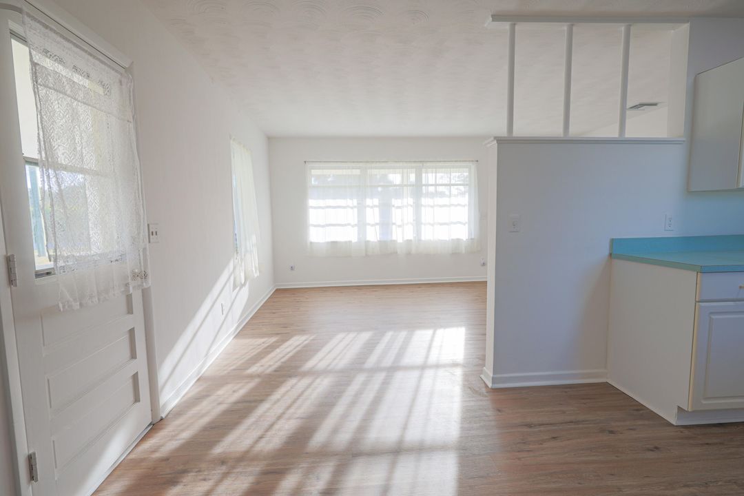 For Sale: $258,000 (2 beds, 1 baths, 1027 Square Feet)