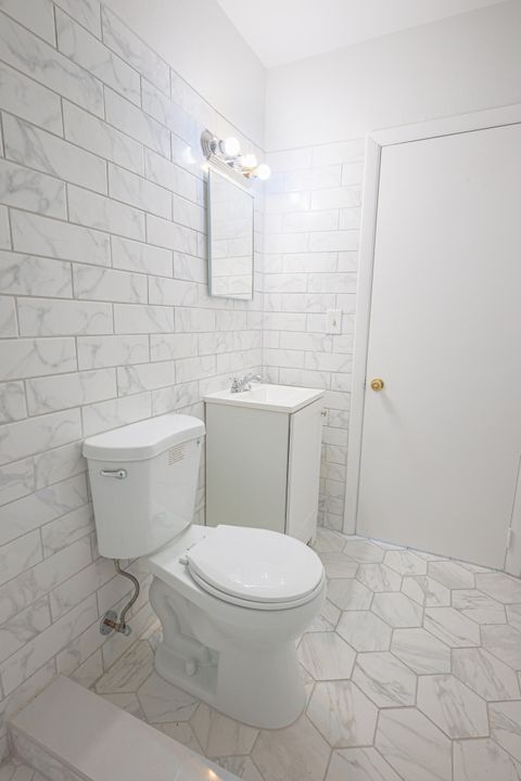 Active With Contract: $258,000 (2 beds, 1 baths, 1027 Square Feet)