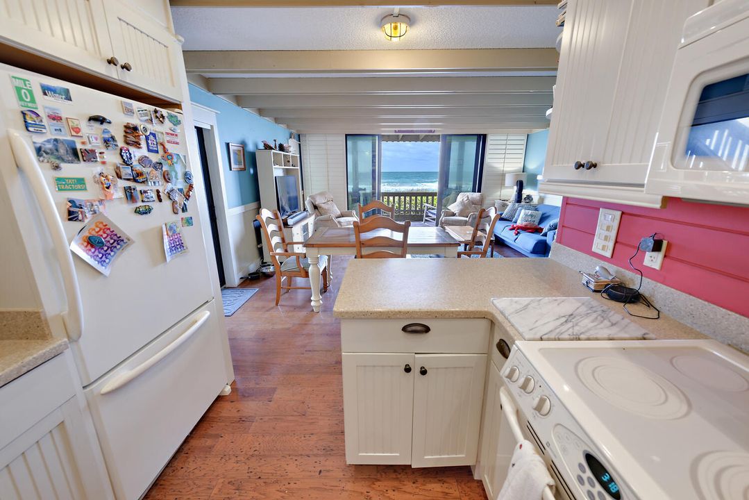 For Sale: $599,000 (1 beds, 1 baths, 937 Square Feet)
