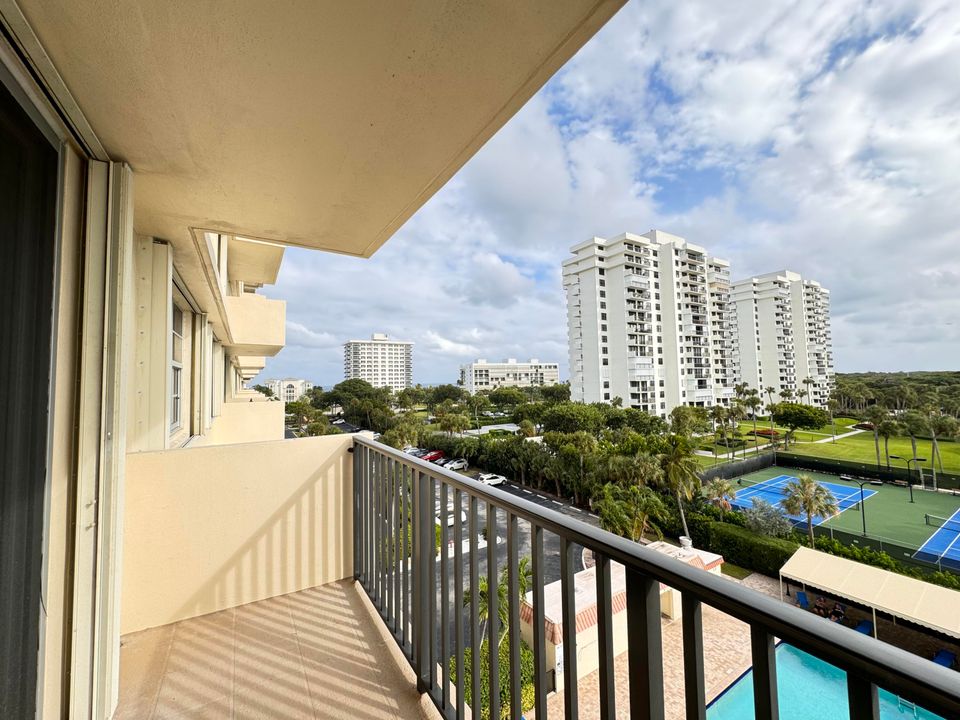 Active With Contract: $3,250 (2 beds, 2 baths, 1078 Square Feet)