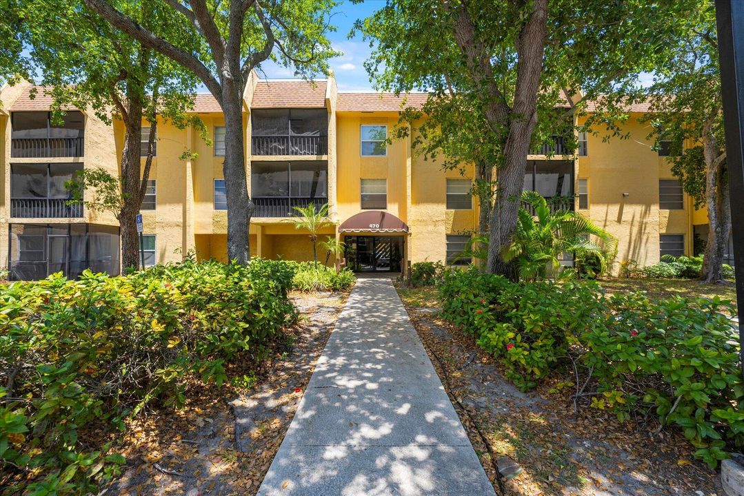 Active With Contract: $279,900 (2 beds, 2 baths, 936 Square Feet)