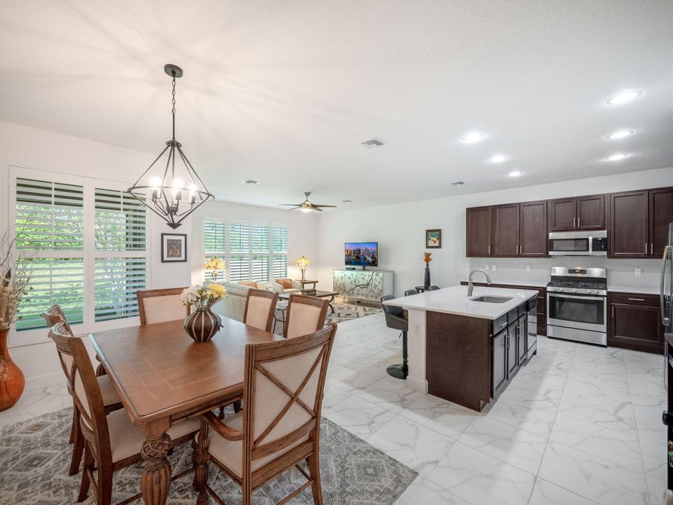 For Sale: $469,900 (2 beds, 2 baths, 1716 Square Feet)
