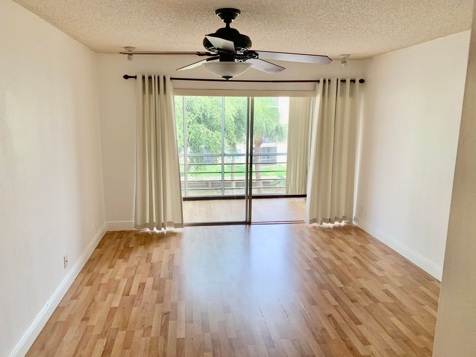 For Rent: $1,850 (1 beds, 1 baths, 806 Square Feet)