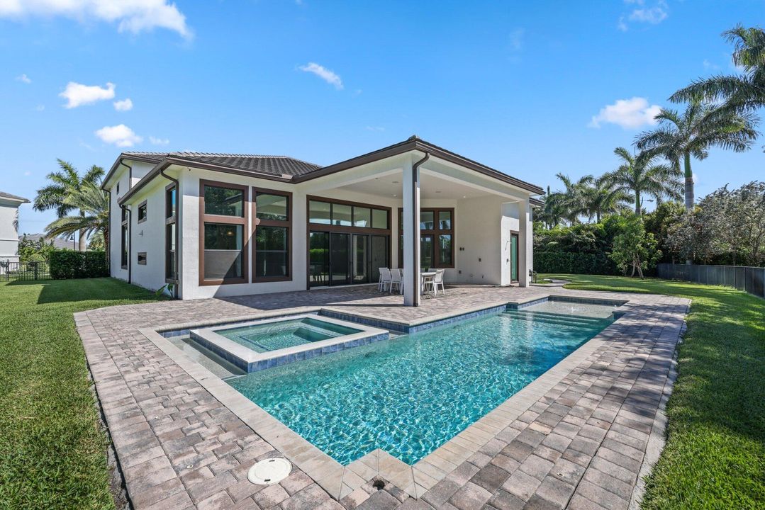 For Sale: $2,895,000 (6 beds, 5 baths, 4966 Square Feet)