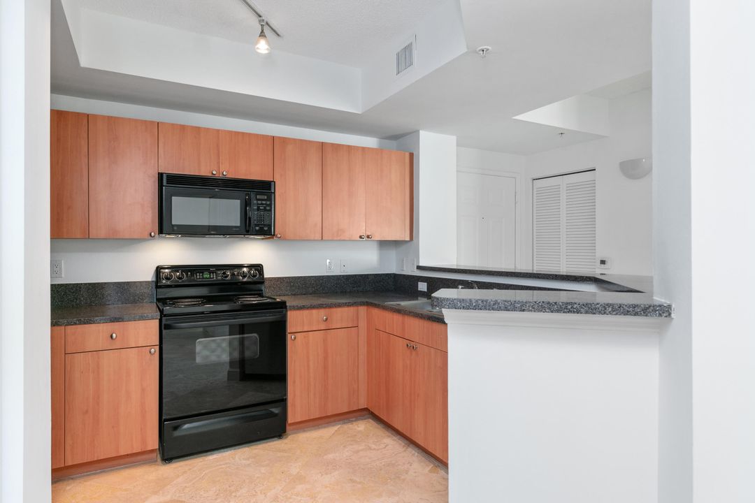For Sale: $550,000 (2 beds, 2 baths, 1140 Square Feet)
