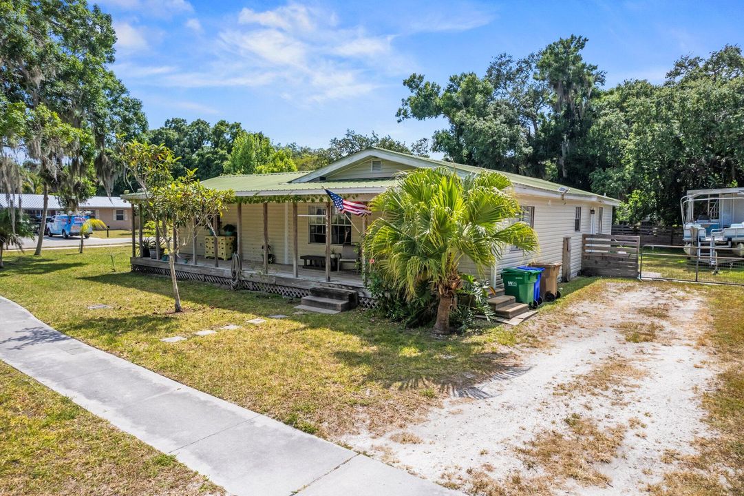 For Sale: $349,900 (3 beds, 2 baths, 1504 Square Feet)