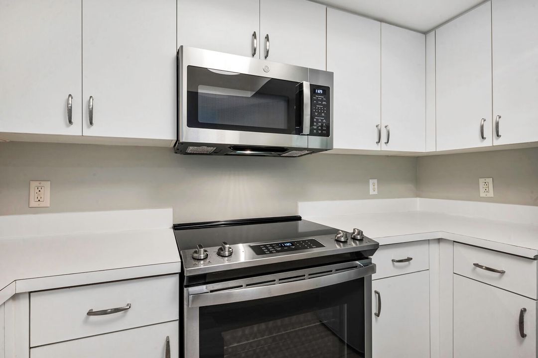 For Sale: $279,900 (2 beds, 2 baths, 1014 Square Feet)