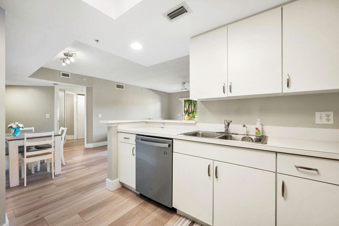 For Sale: $295,000 (2 beds, 2 baths, 1014 Square Feet)