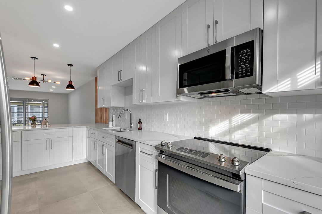For Sale: $294,900 (2 beds, 1 baths, 944 Square Feet)