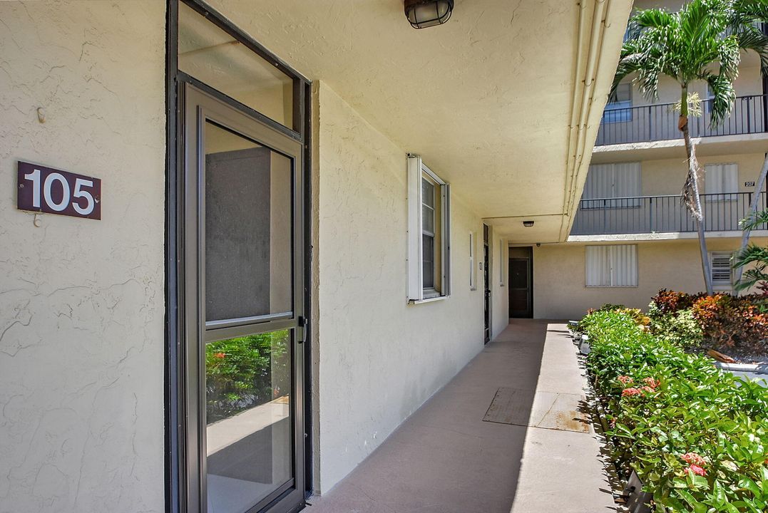 For Sale: $330,000 (2 beds, 2 baths, 908 Square Feet)