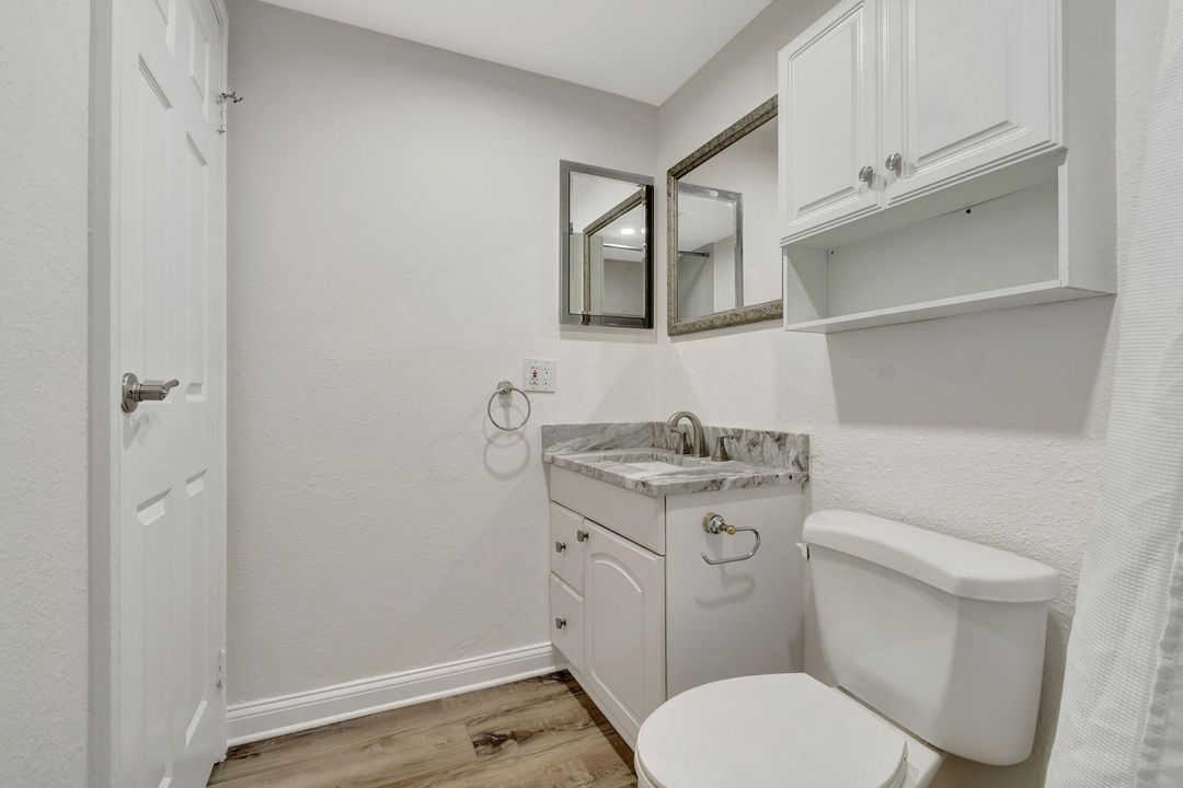 For Sale: $110,000 (1 beds, 1 baths, 726 Square Feet)