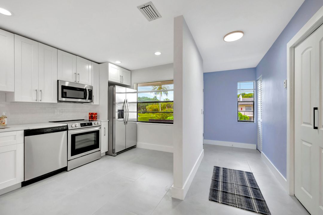 For Sale: $355,900 (2 beds, 2 baths, 1216 Square Feet)