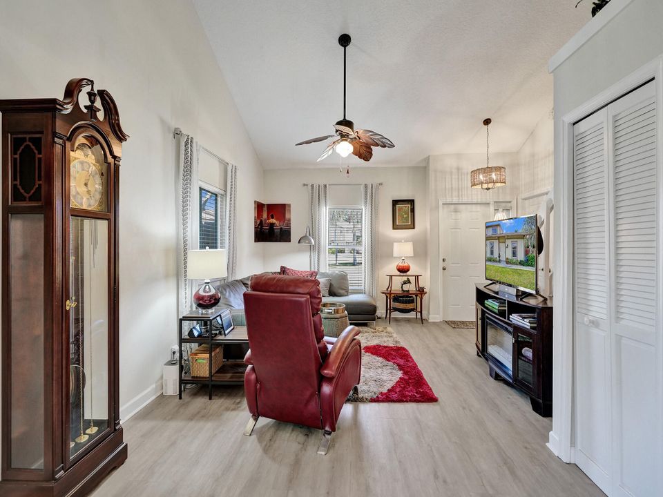 For Sale: $350,000 (2 beds, 2 baths, 1022 Square Feet)