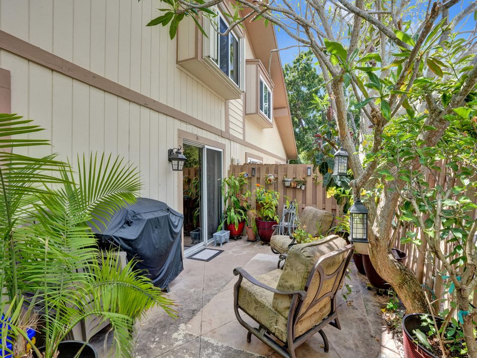 For Sale: $350,000 (2 beds, 2 baths, 1022 Square Feet)