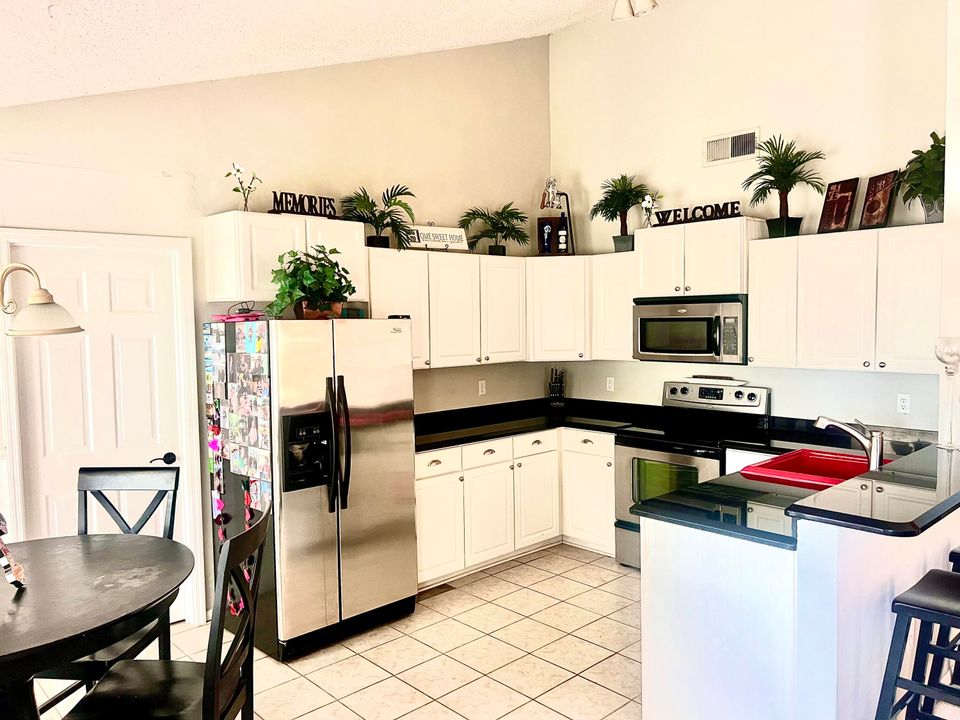 For Sale: $399,000 (2 beds, 2 baths, 960 Square Feet)