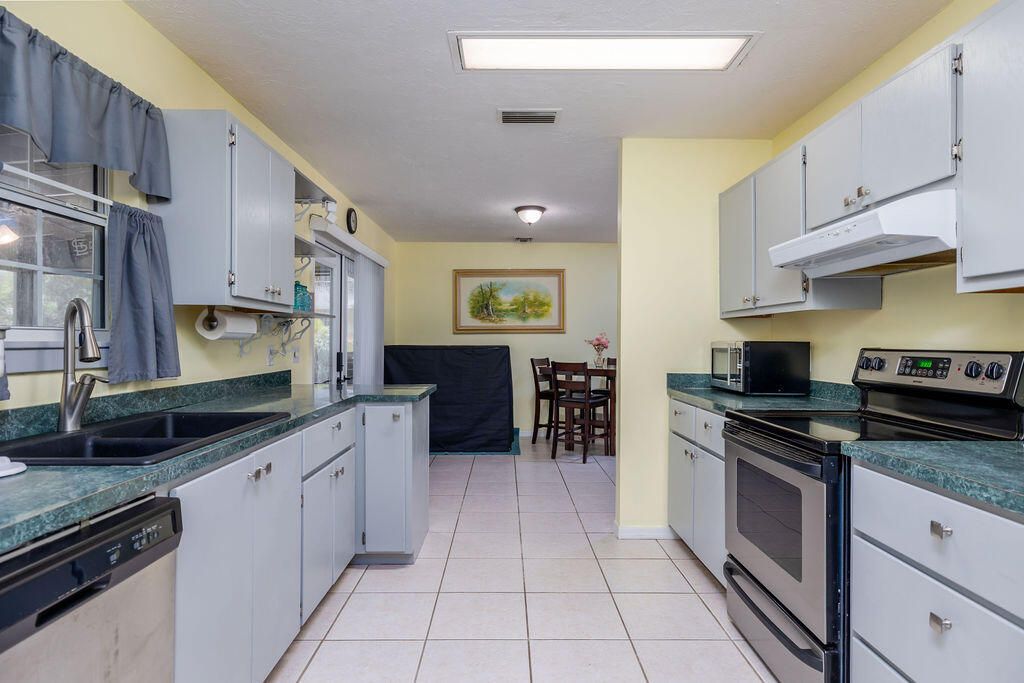 For Sale: $299,990 (2 beds, 2 baths, 1210 Square Feet)