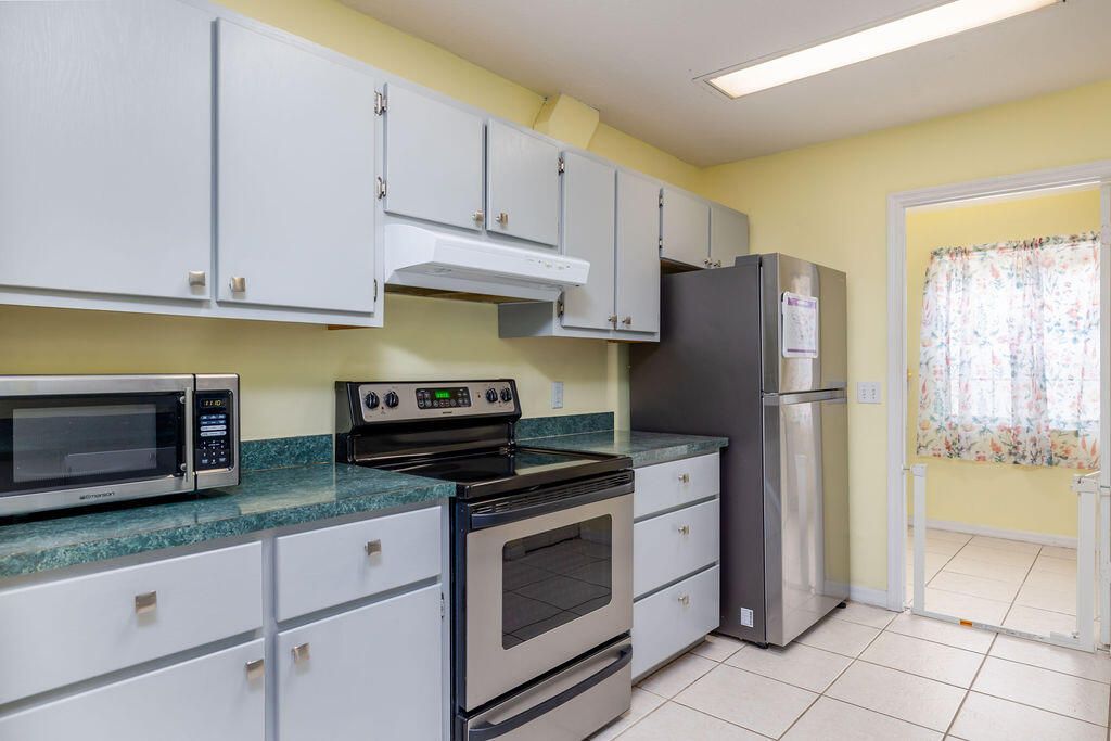 For Sale: $299,000 (2 beds, 2 baths, 1210 Square Feet)