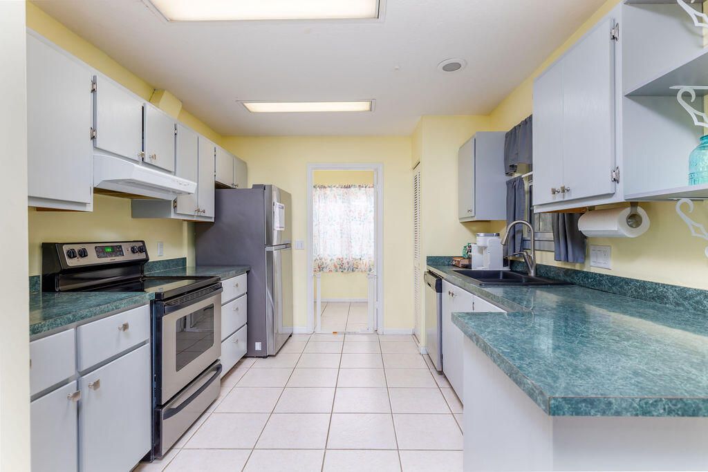 For Sale: $299,990 (2 beds, 2 baths, 1210 Square Feet)