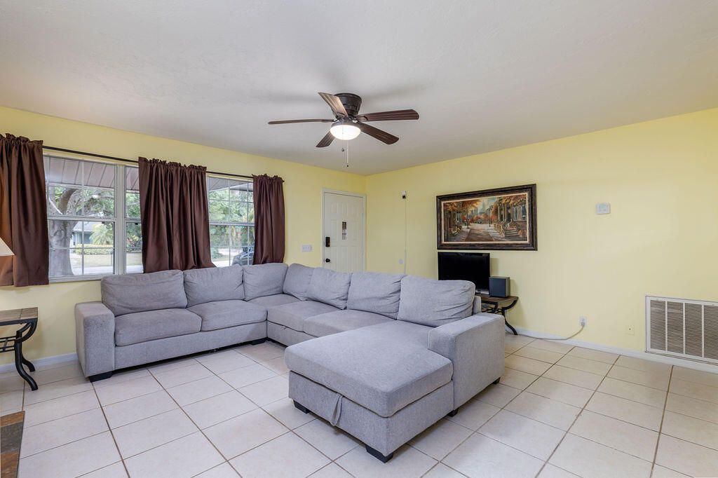 For Sale: $299,000 (2 beds, 2 baths, 1210 Square Feet)